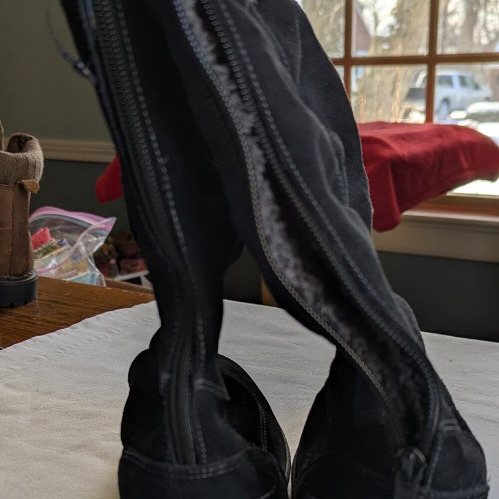 Nike women's black suede boots. Size 6 - Picture 3 of 5